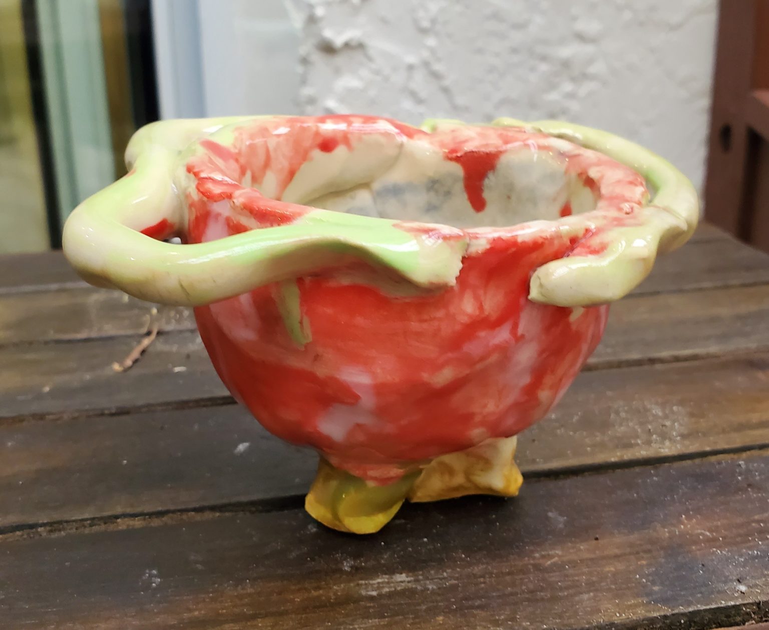 Gallery 1 - Ceramic bowl with yellow color. The bowl has loops on the outside.
